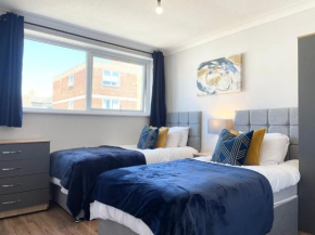 BEST PRICE! Newly refurbished 2 bedroom, 4 singles or 2 superkings, fantastic location & free parking!